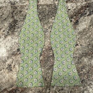 Vineyard Vines green 100% silk starfish self-tie Handmade Bow tie